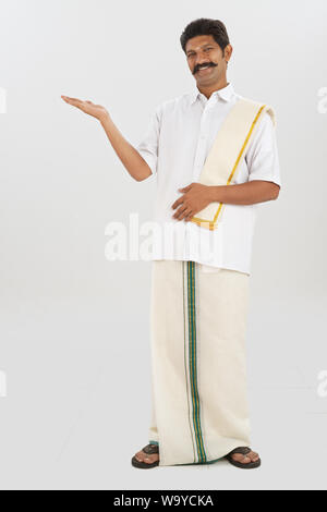Südindische Mann lächelnd und Gestikulieren Stockfoto