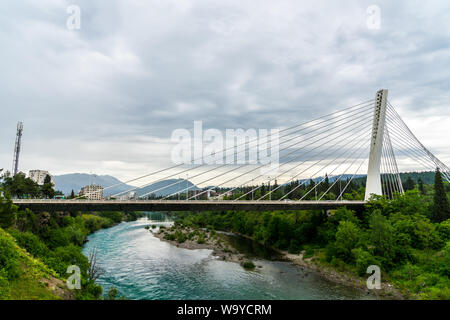 Podgorica, Montenegro, 12. Mai 2019, den berühmten Millenium Brücke über Fluss Moraca im Stadtzentrum von Kapital, bestehend aus Pylon und Kabel in Moder Stockfoto