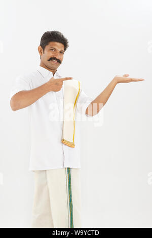 Südindische Mann Arm Outstretched und Vorführung Stockfoto