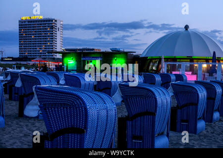 Restaurant Bar in der Dämmerung am Strand von Warnemünde, Rostock Deutschland Stockfoto