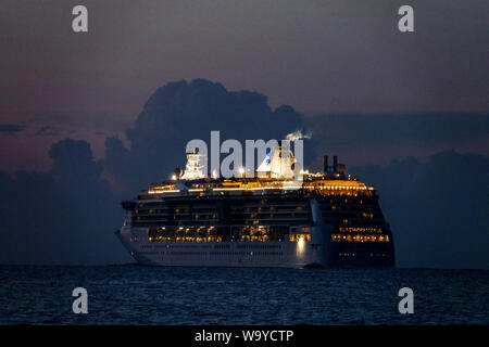 Beleuchtetes Kreuzfahrtschiff Serenade of the Seas der Royal Caribbean International Flotte segeln Ostsee, Rostock Deutschland Stockfoto