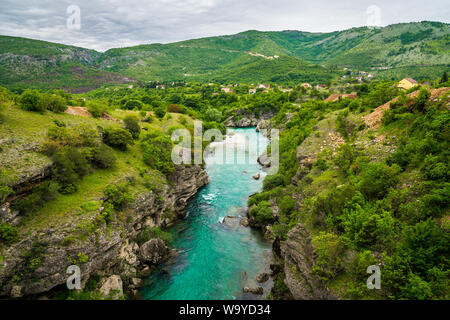 Montenegro, sauberes klares türkises Wasser der Fluss Moraca in Grün moraca Canyon Natur Landschaft Stockfoto