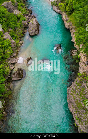 Montenegro, perfekt, sauber kristallklare blaue Wasser des berühmten Moraca-fluss von oben in den Canyon moraca Natur Landschaft Stockfoto