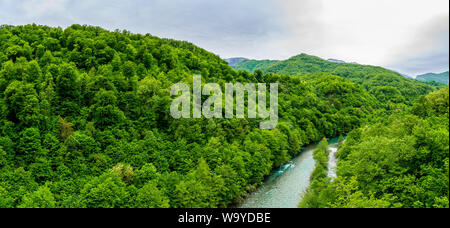 Montenegro, XXL Panorama der hügeligen grünen Wald Natur Landschaft rund um türkisblauen Moraca-fluss in moraca Canyon Stockfoto