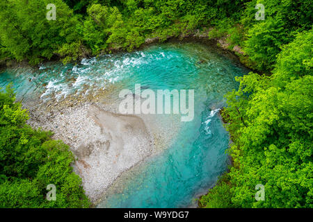 Montenegro, über Türkis sauberen klaren Gewässern der moraca Fluss Moraca Canyon durch grünen Wald Dickicht wie Dschungel umgeben Bend Stockfoto