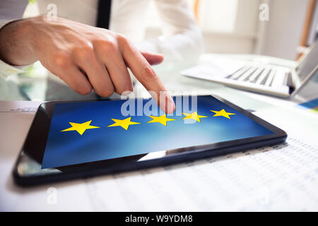 Mann, positive Feedback auf Tablet mit fünf gelben Stern auf dem Bildschirm Stockfoto