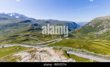 Blick auf Haarnadel Straße aus Sicht Nedre Oscarshaug entlang der malerischen Route Sognefjellet zwischen Skjolden und Lorn in Westnorwegen. Stockfoto