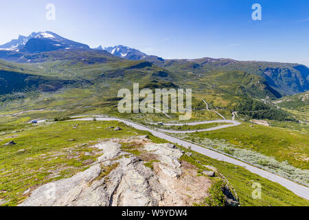 Blick auf Haarnadel Straße aus Sicht Nedre Oscarshaug entlang der malerischen Route Sognefjellet zwischen Skjolden und Lorn in Westnorwegen. Stockfoto