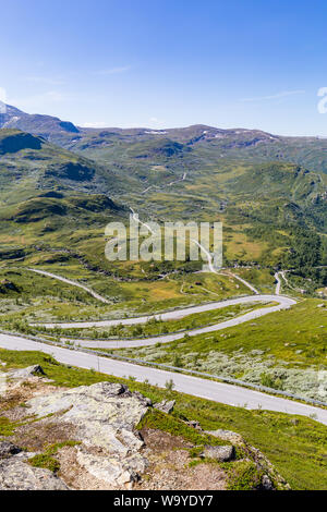 Blick auf Haarnadel Straße aus Sicht Nedre Oscarshaug entlang der malerischen Route Sognefjellet zwischen Skjolden und Lorn in Westnorwegen. Stockfoto