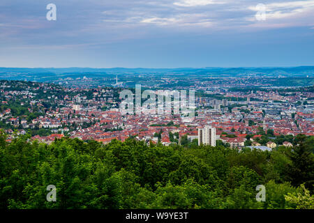 Deutschland, Häuser der Stadt Stuttgart im Tal, das von vielen Hügeln und bewaldeten Bergen mit grünen Bäumen, in einer wunderschönen Naturlandschaft umgeben Stockfoto