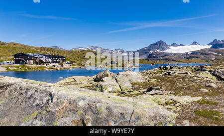 Aussichtspunkt Sognefjellshytta entlang der malerischen Route Sognefjellet zwischen Skjolden und Lorn in Westnorwegen. Stockfoto