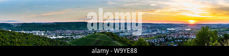 Deutschland, XXL panorama Blick über die wunderschöne Innenstadt von Stuttgart im Neckartal zwischen grünen Bergen in warmen orange Sonnenuntergang Stimmung Stockfoto