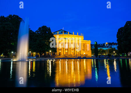 Stuttgart, Deutschland, 1. Juni 2019, viele Menschen genießen Sie warmen Sommerabend am See vor der historischen Oper in der Innenstadt im Schlosspark Stockfoto