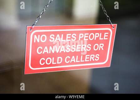 Informationen Vorstand keine Verkäufer kalt Anrufer oder Canvassers Singen auf eine Glastür Stockfoto