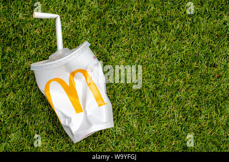 McDonald's Leer Cola Tasse mit Papier, Stroh, McDonald's ist der weltweit größte Kette von Hamburger Fast-Food-Restaurants. Stockfoto