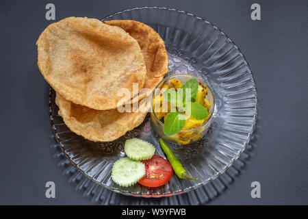 Puri Bhaji, indisches Essen serviert mit gebratenen Aloo oder Bhaji. Stockfoto