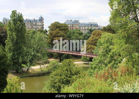 Brücke von Temple de la Sibylle, Parc des Buttes Chaumont, Paris, Frankreich Stockfoto