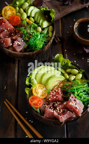 Hawaiian tuna poke Salat in die Schüssel Nahaufnahme Stockfoto