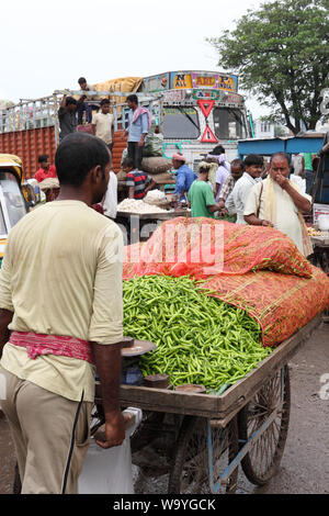 Mann verkaufen chili peppers in einem Markt Stockfoto