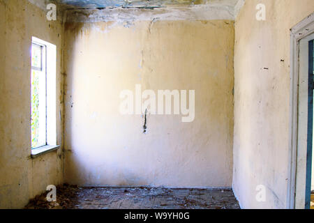 Verlassenes Haus mit leeren Räumen, Zeichen menschlicher Verwüstung Stockfoto
