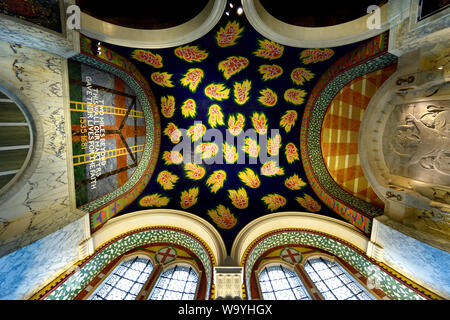 London, England, UK. Westminster Cathedral (Katholisch: 1903). Kapelle des Hl. Georg und der englischen Märtyrer. Die Mosaiken von Tom Philips: 2016 Stockfoto