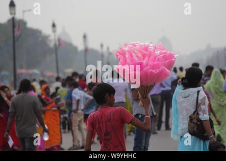 Rückansicht eines Hawkers, der Zuckerwatte verkauft, Indien Stockfoto