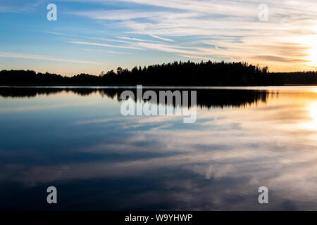 Schönen Abend Blick auf die blaue Stunde über den Safssjon See in der Region Dalarna in der Mitte von Schweden Stockfoto