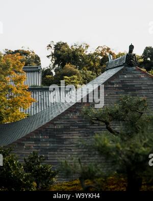 Vertikale Aufnahme eines von Bäumen umgebenen japanischen Tempels Stockfoto
