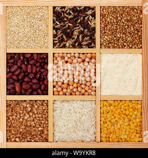 Grobgrieß in eckigen Holzkasten, Sammlung von Getreide, Bohnen und Samen, Ansicht von oben Stockfoto