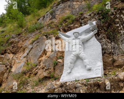 VAGLI SOTTO, Lucca, Italien August 8, 2019: eine Statue mit der mutigen Fallschirmspringer von ADRA, im Park von Ehre und Schande in der Nähe von Vagli gelegen Stockfoto