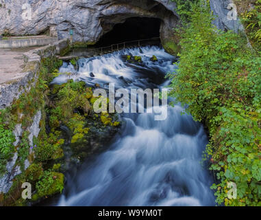 La Fontaine de Fontestorbes, in der Nähe von Montségur, Südfrankreich Stockfoto