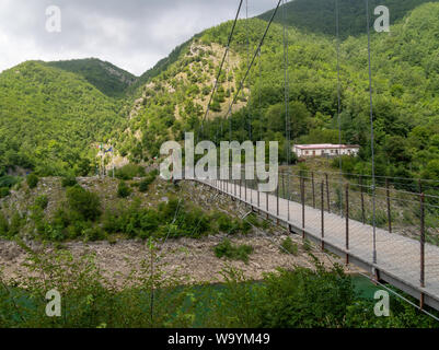 VAGLI SOTTO, Lucca, Italien August 8, 2019: Suspension Fußgängerbrücke über Vagli See in der Nähe von di Vagli Sotto Dorf in der Provinz Lucca, Italien. Stockfoto