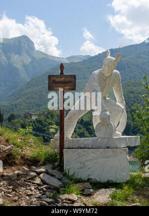 VAGLI SOTTO, Lucca, Italien August 8, 2019: Eine weiße Marmorstatue von Francesco Schettino mit Hasenohren im Park von Ehre und Schande gelegen Stockfoto