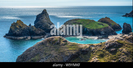 Dramatische Küstenlandschaften an Kynance Cove auf der Lizard Halbinsel im Süden von Cornwall, England, Vereinigtes Königreich. Stockfoto