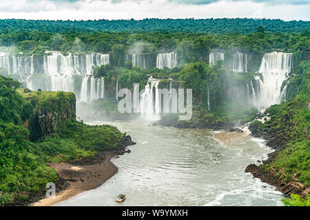 Teil der Iguazu Fälle von der brasilianischen Nationalpark gesehen Stockfoto