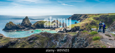 Dramatische Küstenlandschaften an Kynance Cove auf der Lizard Halbinsel im Süden von Cornwall, England, Vereinigtes Königreich. Stockfoto