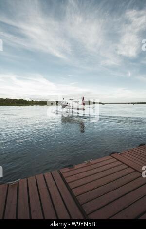 Vertikale Aufnahme eines Wasserflugzeugs auf dem Körper eines Wasser unter klarem blauen Himmel Stockfoto