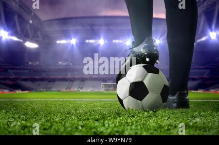 Fußball-Spieler Fuß in der Nähe in einem Stadion während Fußballspiel unter hellen Strahler Stockfoto
