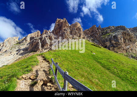 Sommer-Ansicht der Cir-Gruppe von Gardena pass, italienischen Dolomiten Stockfoto