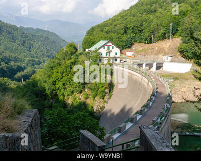 VAGLI SOTTO, Lucca, Italien am 8. August 2019: Der ENEL Damm am Lago Lago Vagli, Garfagnana. Gebaut Wasserkraft zur Verfügung zu stellen, es unter Wasser ein Dorf. Stockfoto