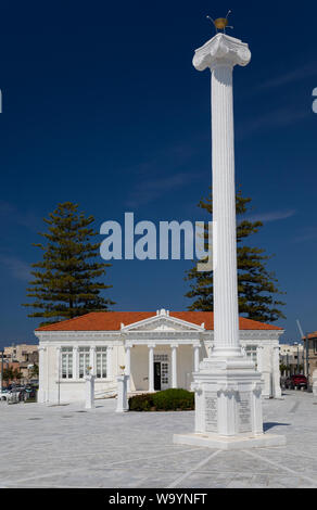 Die Säule und die Stadtbibliothek Pafos am 28. Oktober, Paphos, Zypern. Stockfoto