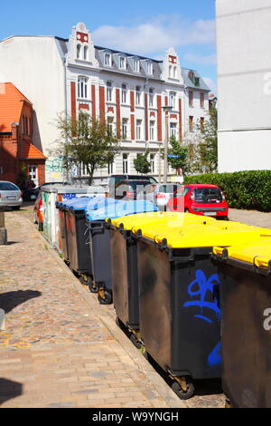 Abfalltrennung, blauen Tonnen für Altpapier, gelber Tonnen Kunststoffabfälle, Schwerin, Mecklenburg-Vorpommern, Deutschland, Europa ich Mülltrennung, Stockfoto