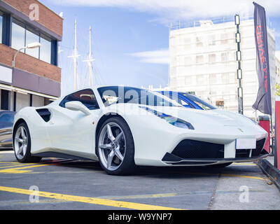 BARCELONA, SPANIEN - 14 AUGUST, 2019: Weißer Ferrari 488 Spider auf den Straßen der Stadt Stockfoto