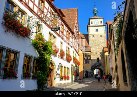 17.10.2018, Rothenburg o.d. Tauber, Mittelfranken, Bayern, Georgengasse und Weisser Turm in Rothenburg o.d. Tauber - Georgengasse und Weisser Stockfoto