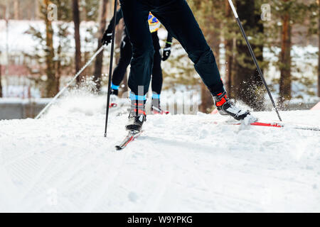 Wettbewerb Langlauf zwei Skifahrer Sportler bergauf Stockfoto