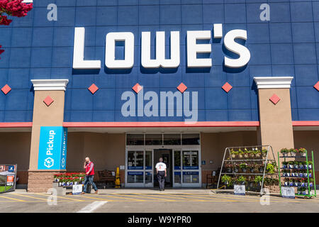 August 7, 2019 Sunnyvale/CA/USA - Leute einkaufen bei Lowe's in South San Francisco Bay Area. Stockfoto