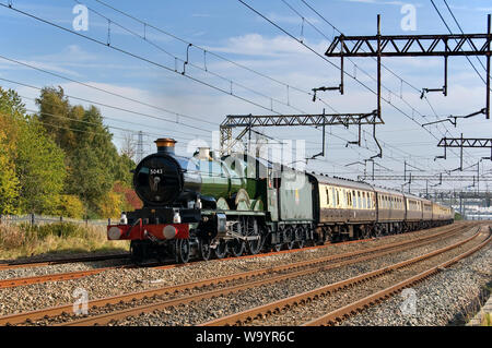 Schloss Klasse Nr. 5043 in der Nähe von Ditton mit Railtour nach Liverpool Stockfoto