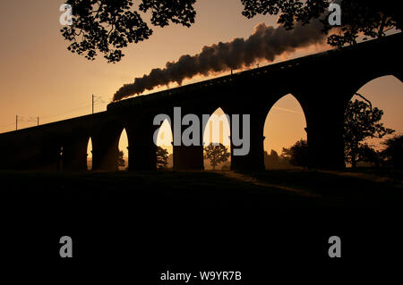 Stanier Pacific Nr. 6233 Rennen in Twemlow Viadukt kurz nach Sonnenaufgang Stockfoto