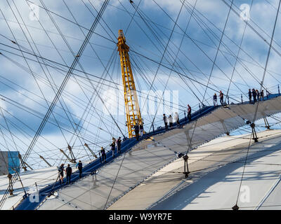 Oben auf dem Gehweg O2-O2 Arena, der einen geführten Aufstieg über das Dach der Arena mit malerischem Blick auf die Wahrzeichen Londons ermöglicht. Millennium Dome Gehweg. O2-Dome-Aufstieg. Stockfoto