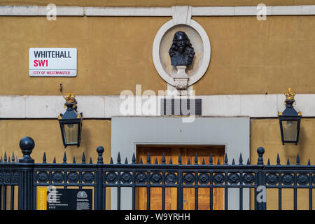 König Karl I statue Büste Banqueting House London - King Charles I (1600-1649) am 30. Januar 1649 vor Banqueting House Whitehall ausgeführt wurde. Stockfoto